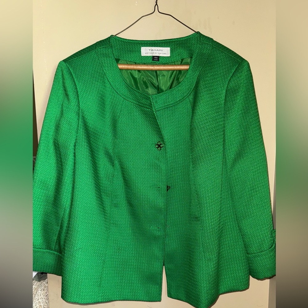 Tahari | Green Blazer 16W Luxury fabric missing top and bottom button